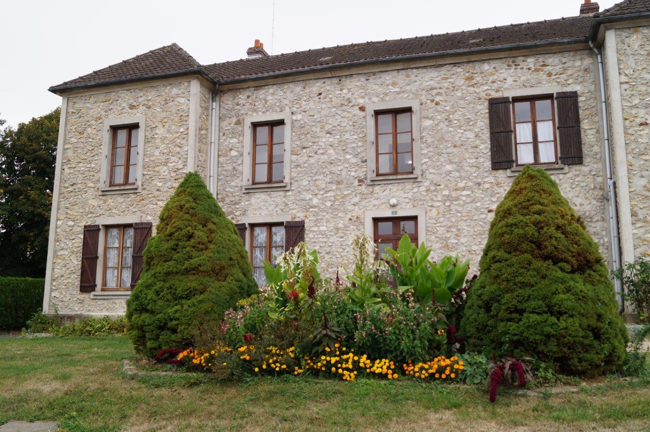 La rénovation des ouvertures et fermetures des autres logements du bâtiment communal est en cours.