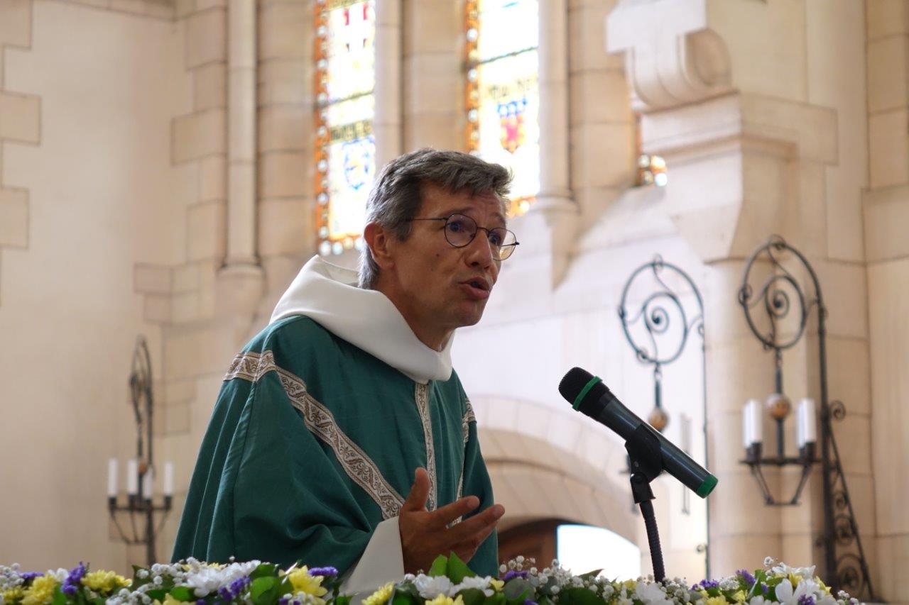 Le Père Philippe-Jacques de Bengy célèbre la messe en la Chapelle de la Reconnaissance.