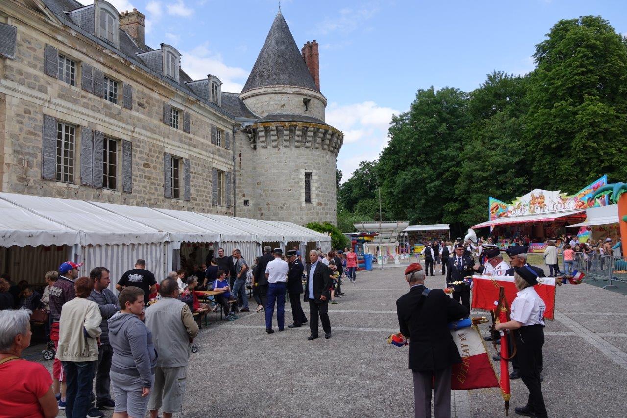 La cour arrière du château accueille également la fête foraine dédiée aux enfants.