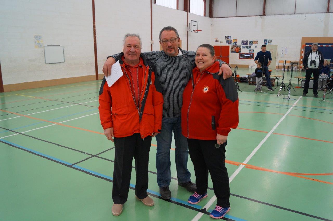 Pascal Dussaussoy, président des Archers de l'Omois, entouré des arbitres Jeanine Eschard et Michel Métivier.