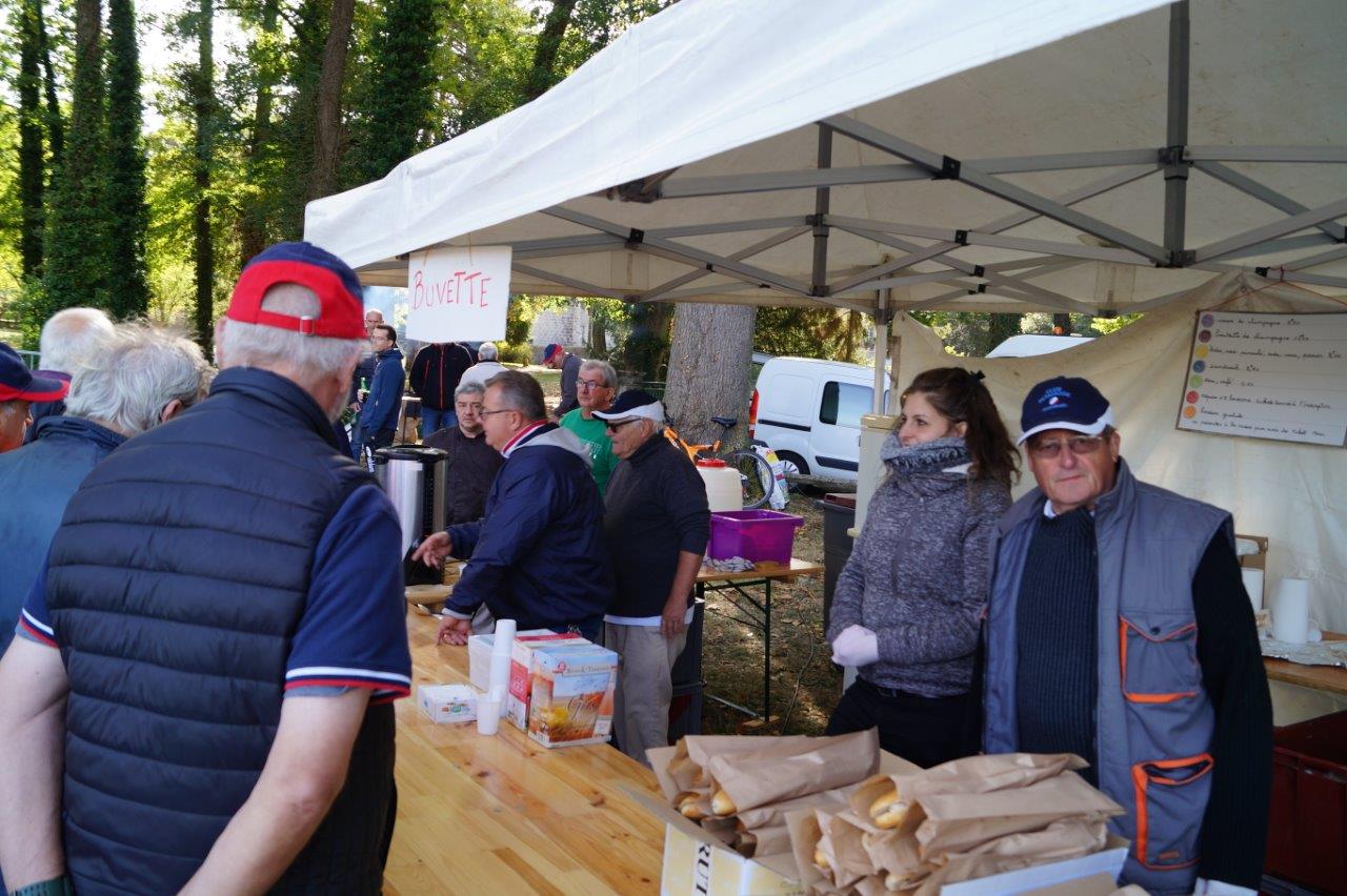 Les bénévoles de l'ABD mettent buvette et restauration à disposition pour le confort des joueurs et spectateurs.