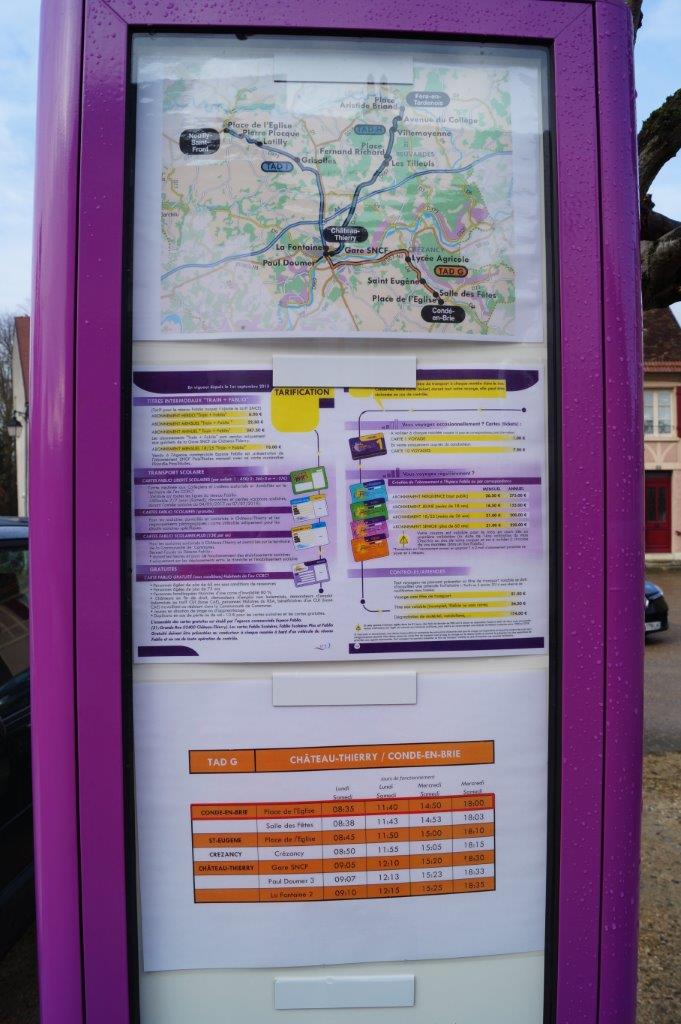 Le placard horaires accueille l'information de la ligne.