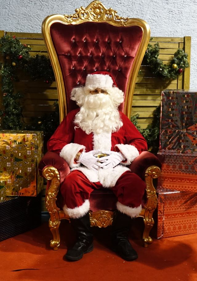 Le Père Noël, habillé par l'association des commerçants de Dormans, accueille les enfants pour la traditionnelle photo souvenir supervisée par le Photo-Club Arc en Ciel de Château-Thierry.