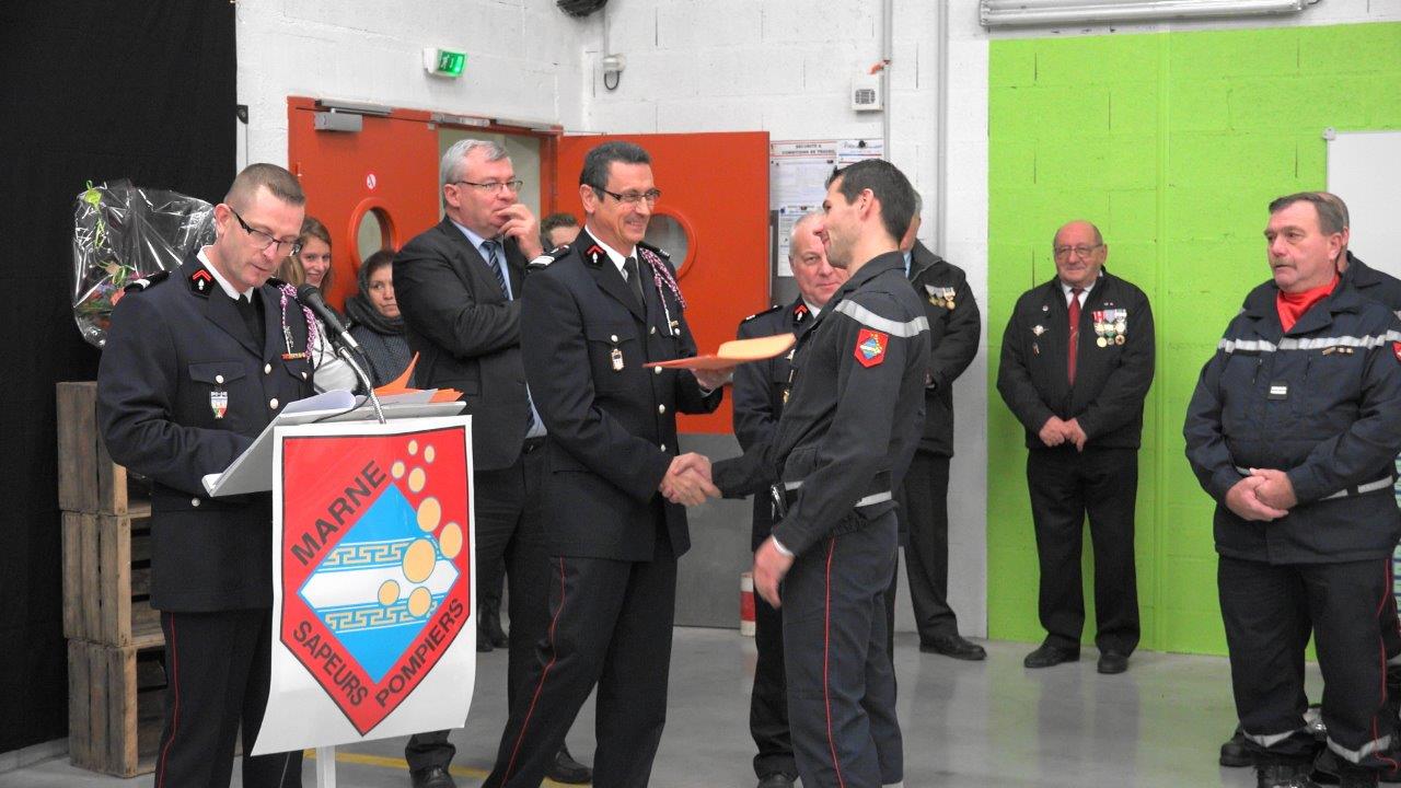 Le Commandant Dominique Potard remet les divers diplômes nationaux.