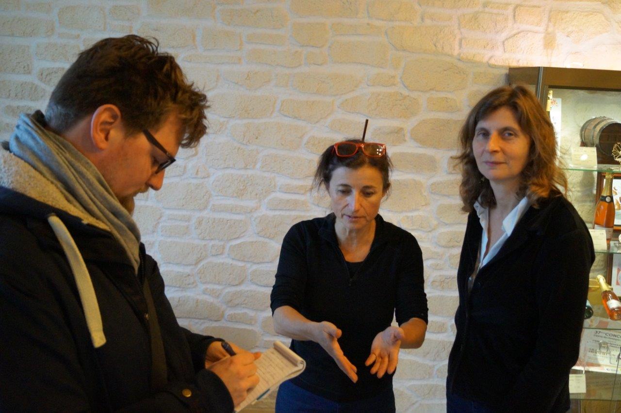 De gauche à droite : Kévin Louranço de l'hebdo L'Axonais avec Catherine Tambrun et Olivia Rosenthal, co-organisatrices de l'événement.
