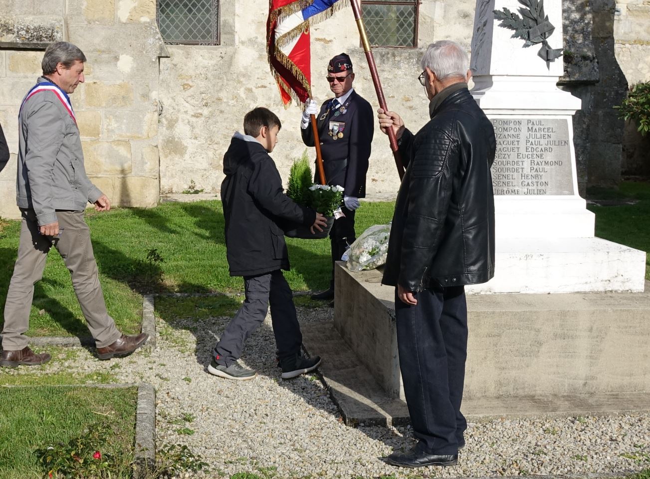 Le jeune Robin du bourg historique de La Chapelle-Monthodon dépose la composition florale des élus.