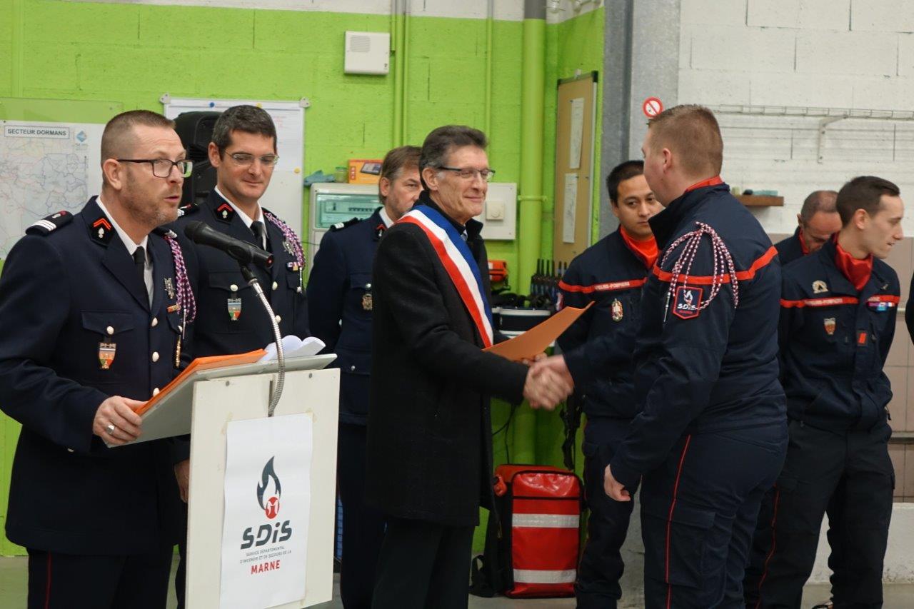 De gauche à droite : Pascal Briand, Guillaume Boisseau et Michel Courteaux ont remis lettres de félicitations, attestations et diplômes à de nombreux sapeurs-pompiers...