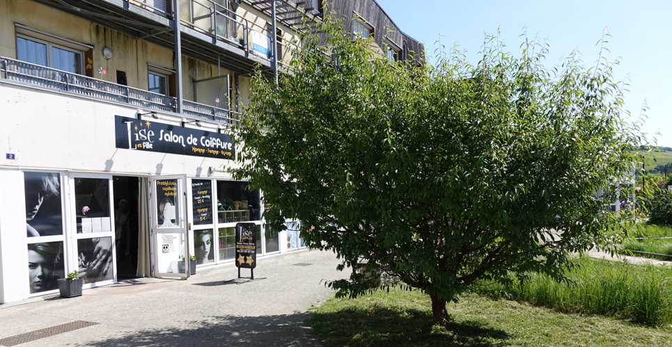 Le salon de coiffure est situé à l'ÉcoQuartier.
