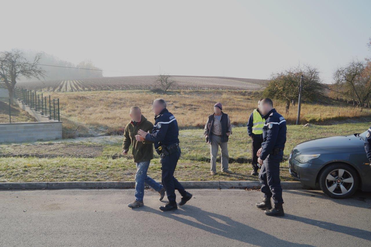 L'homme est mis à l'écart des manifestants par les forces de  Gendarmerie...