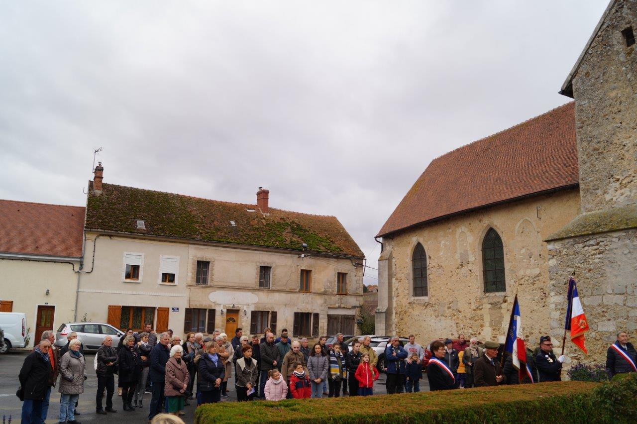 Plus de soixante habitants se recueillent devant le monument aux morts du bourg.