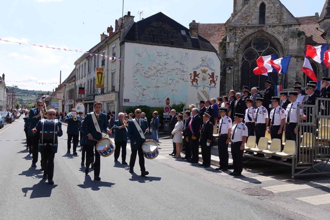 Le défilé est soutenu par la Musique municipale de Dormans...