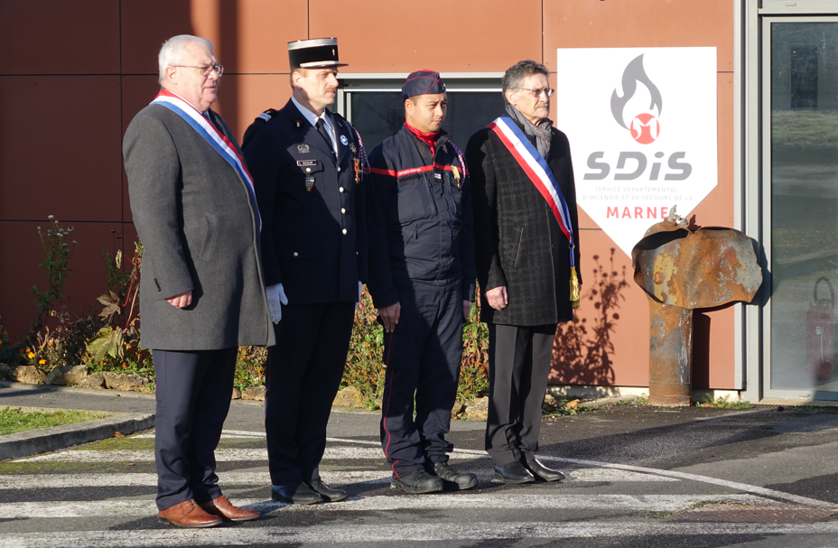 De gauche à droite : Le sénateur de la Marne,Christian Bruyen, le Colonel Laurent Nicolay, directeur départemental des servives d'incendie et de secours par intérim, le Lieutenant Hitimoë Sibille, chef de centre et le maire de Dormans, Michel Courteaux.