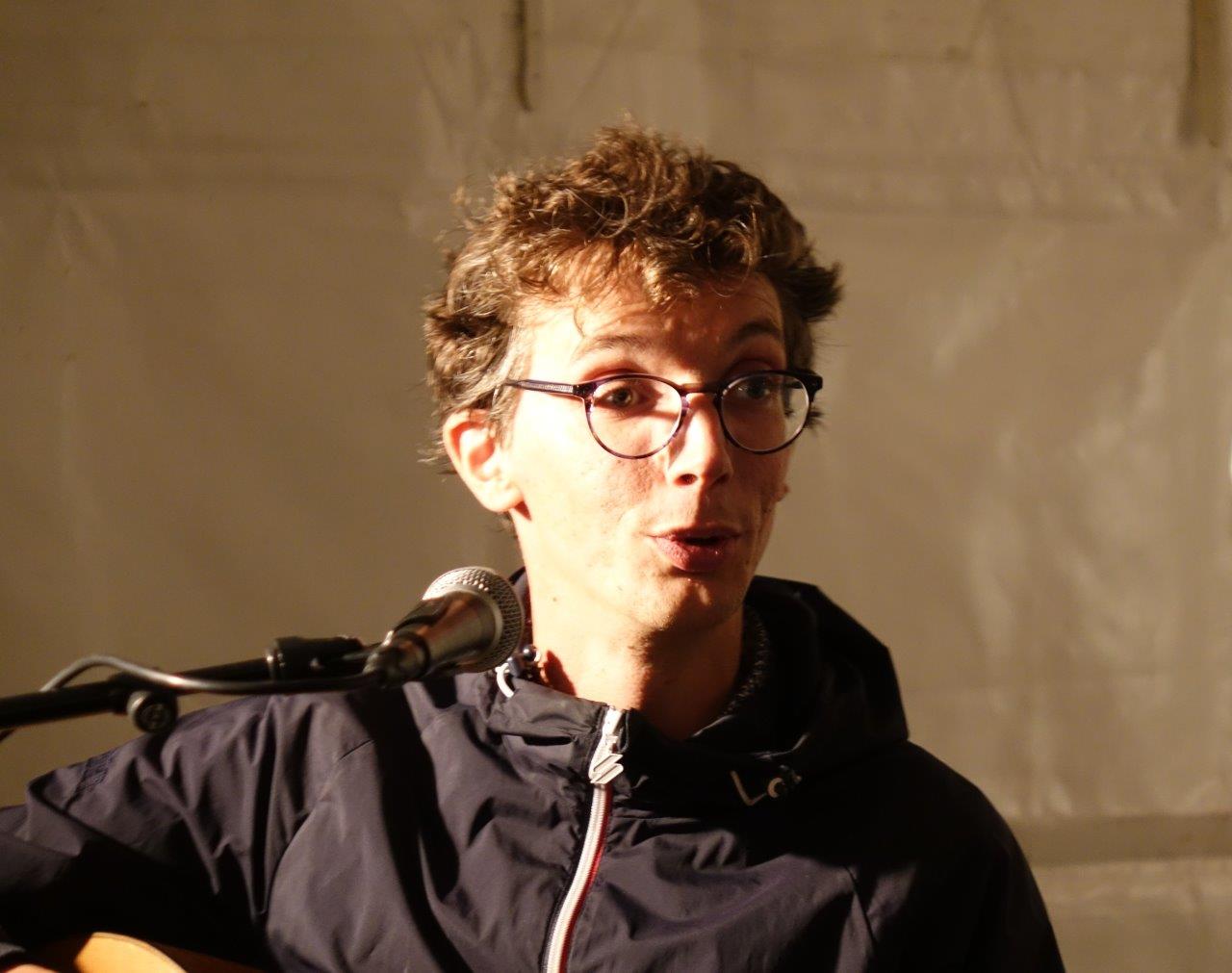 Guitare et chant : Rémi Costa.