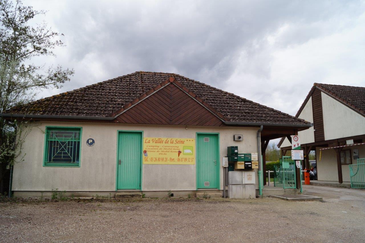 Le camping La Vallée de la Seine à Conflans-sur-Seine (51) est situé à 34km de la cité médiévale de Provins (77) et 130km de Paris.
