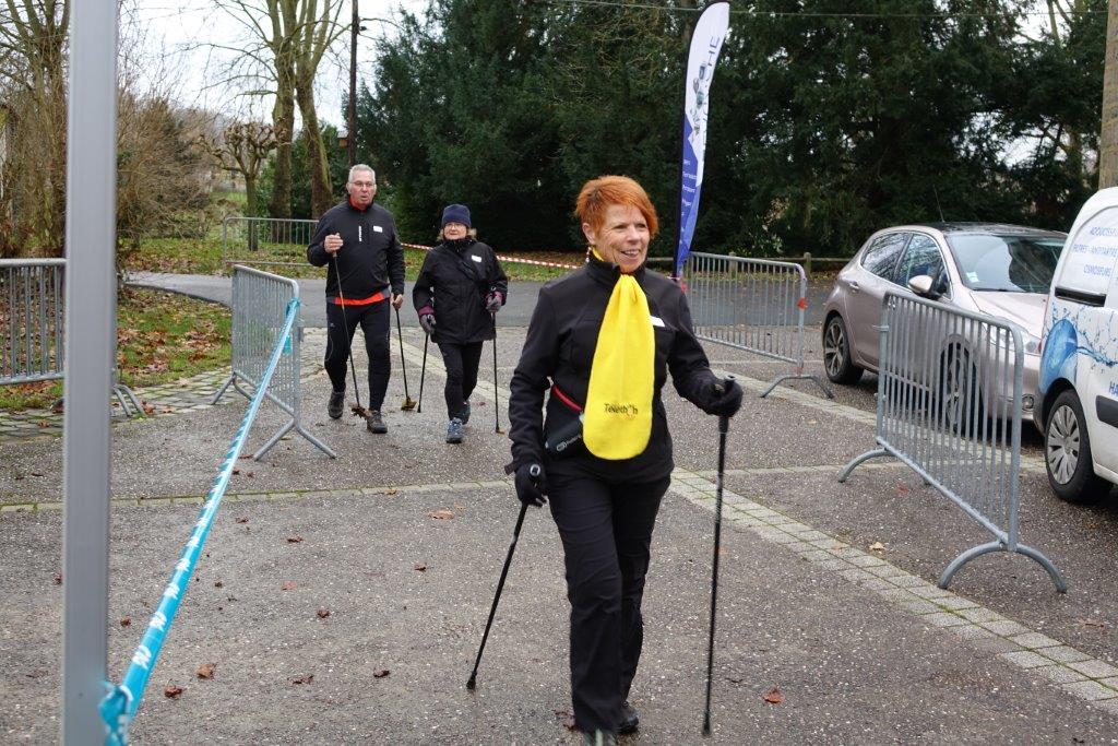 Les marcheurs ont accompli de nombreux tours du circuit d'un peu plus de 1000m...