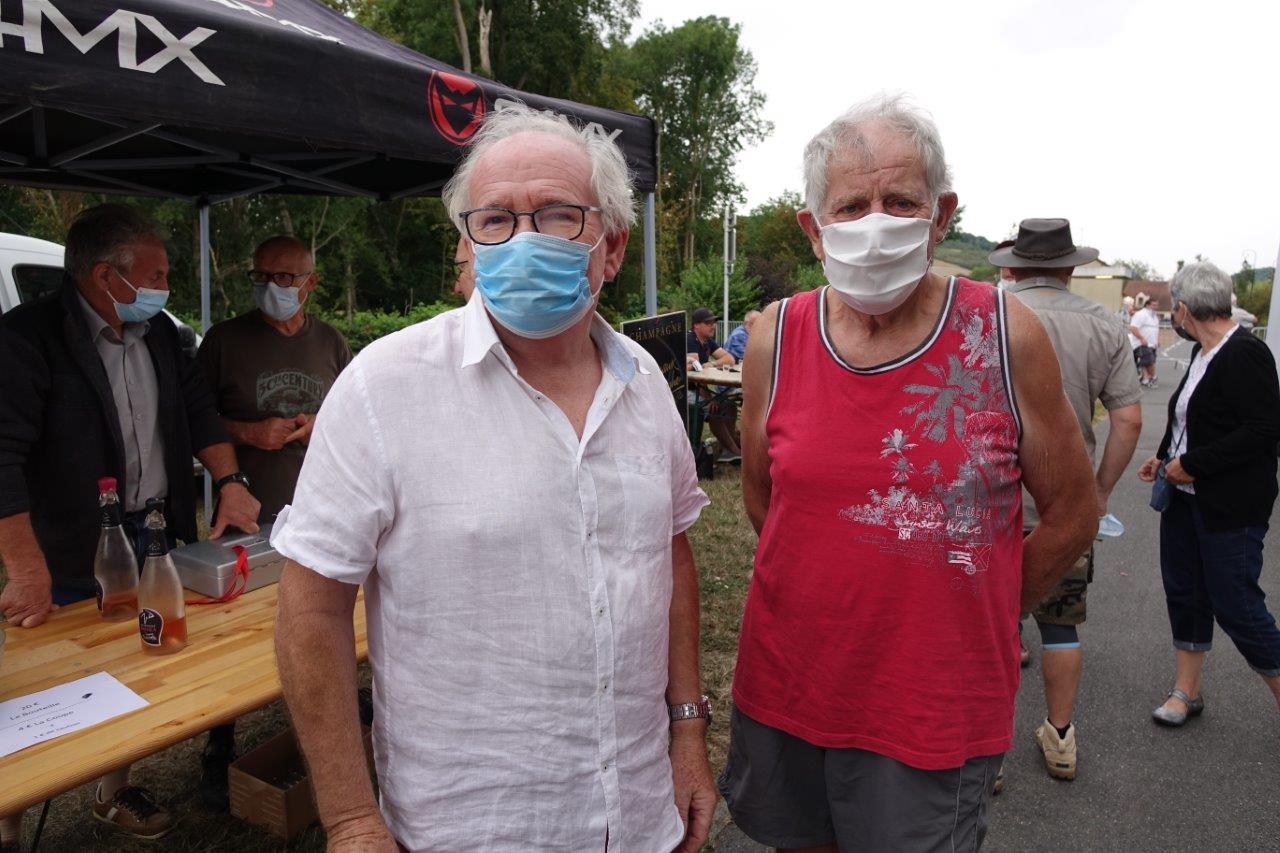 De gauche à droite : André Simon, ancien maire de Blesmes et Edgard Vervaet, ancien maire de Montlevon, ont arrosé leur titre de maire honoraire.