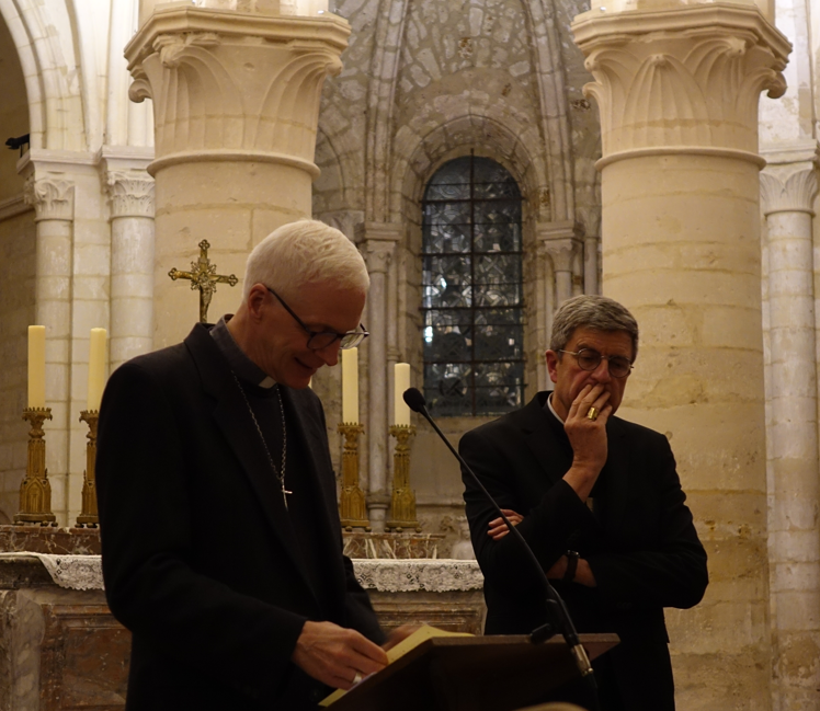 De gauche à droite : Mgr Franck Javary et Mgr Éric de Moulins-Beaufort, archevêque de Reims, accueillent le public en l'Abbatiale..