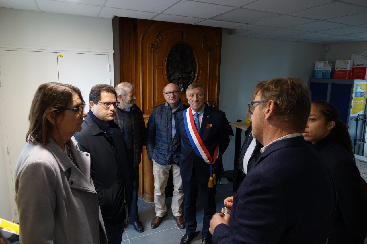 Au premier étage du bâtiment, la cheminée en bois a également été conservée.