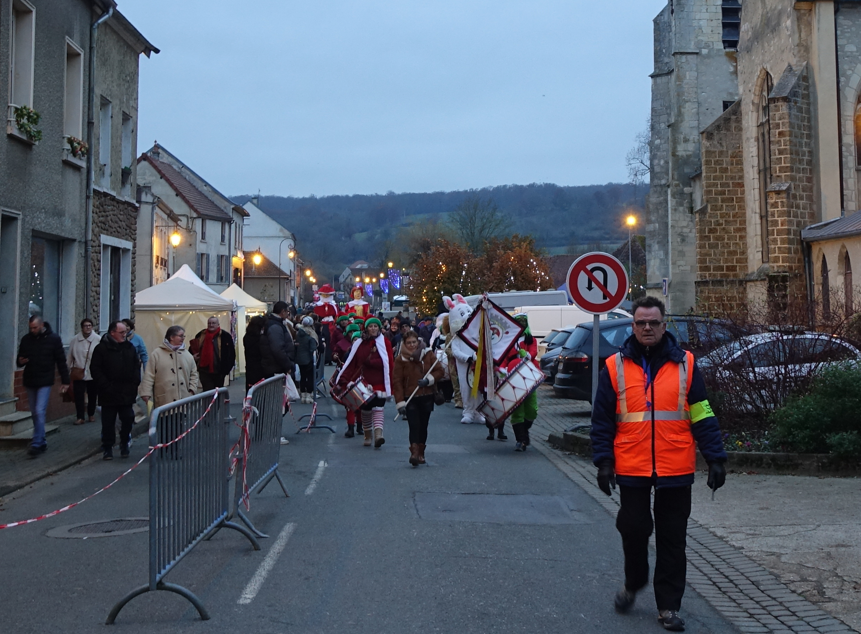 Sous bonne escorte, Les Bombos Do Castel déambulent en long, en large et en travers au sein du Village de Noël.
