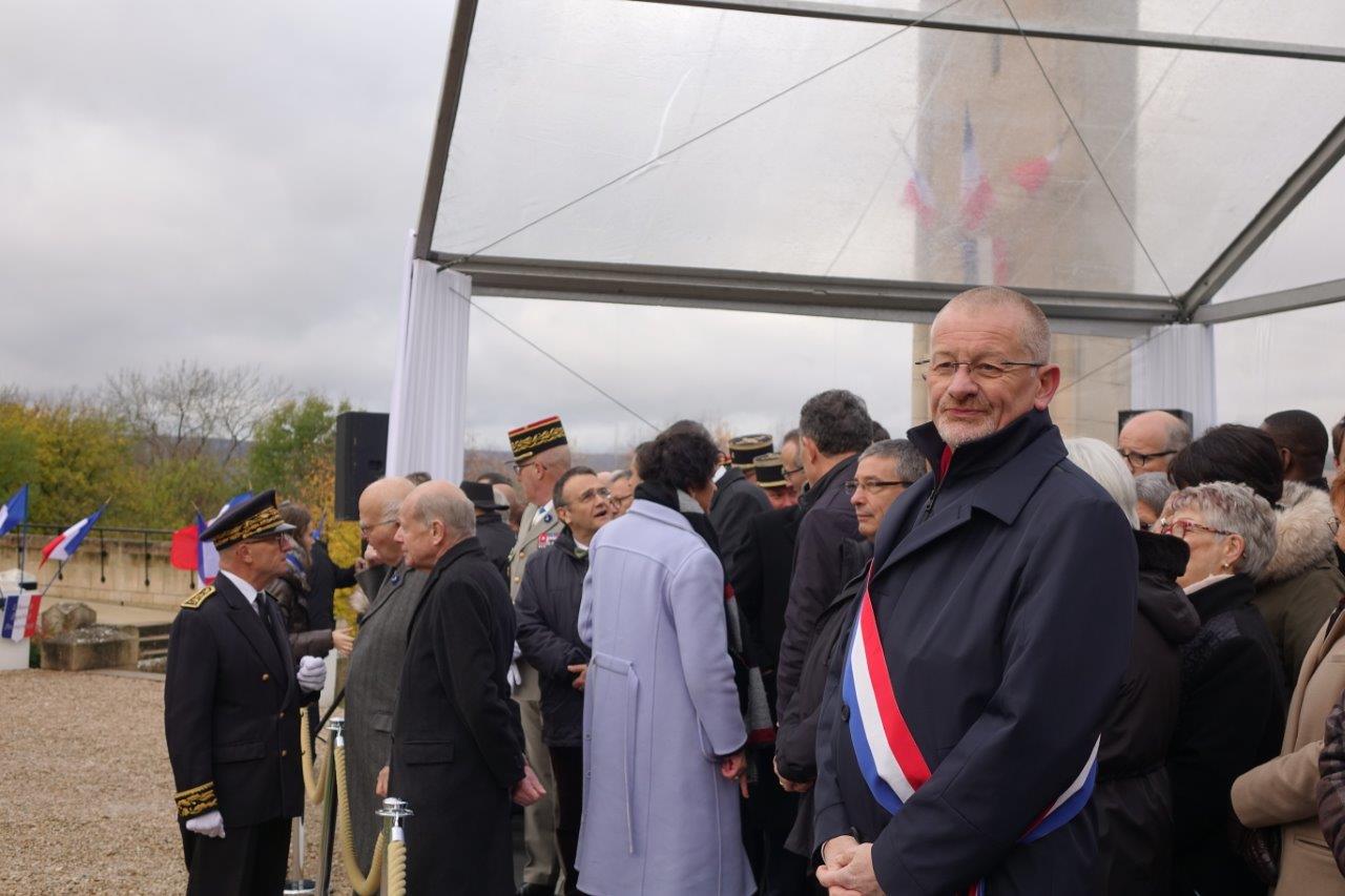 Avec l'écharpe tricolore : Eric Girardin, député de la 3ème circonscription de la Marne.