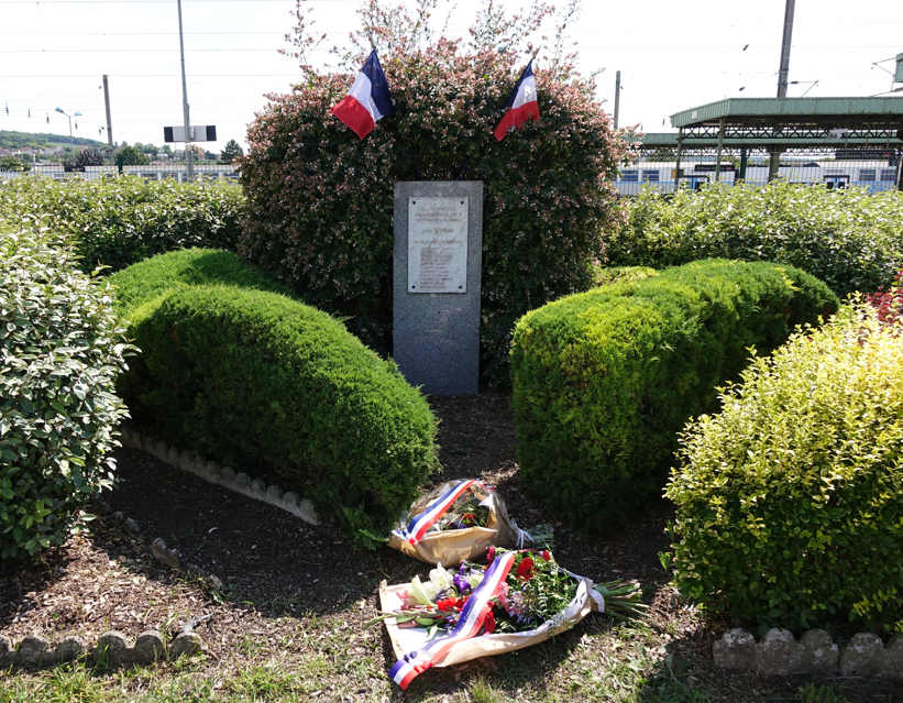Château-Thierry. Place Jean Monnet (près de la gare) : la stèle des cheminots.