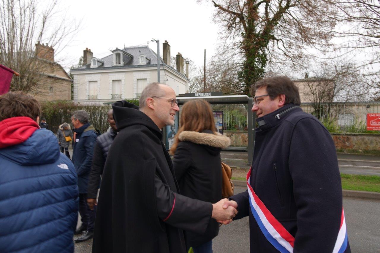 De gauche à droite : L'évêque de Soissons-Laon-Saint-Quentin Mgr Renauld de Dinechin et le député de l'Aisne Jocelyn Dessigny.