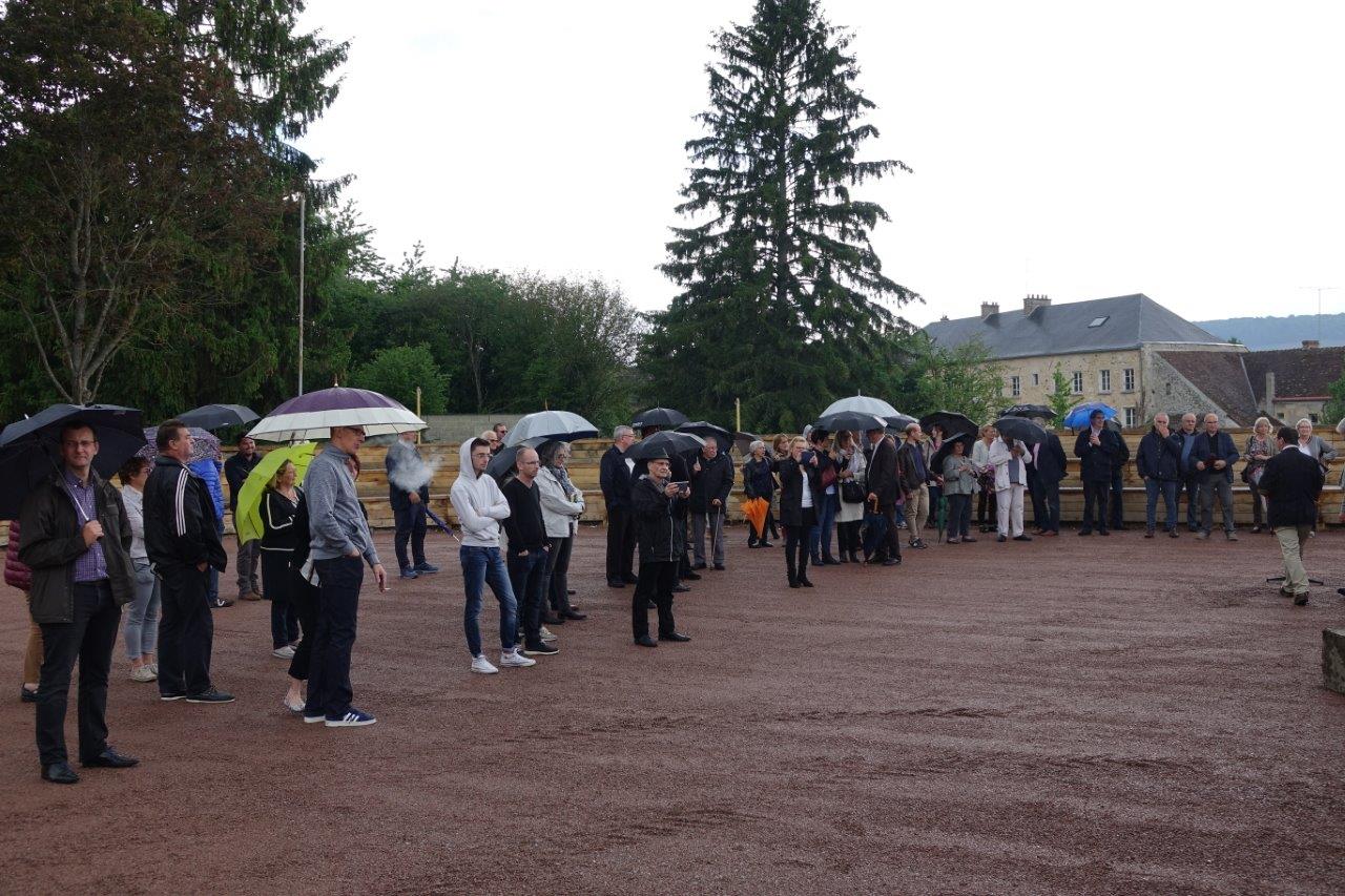 Le parapluie est l'accessoire de mode indispensable lors de l'inauguration.