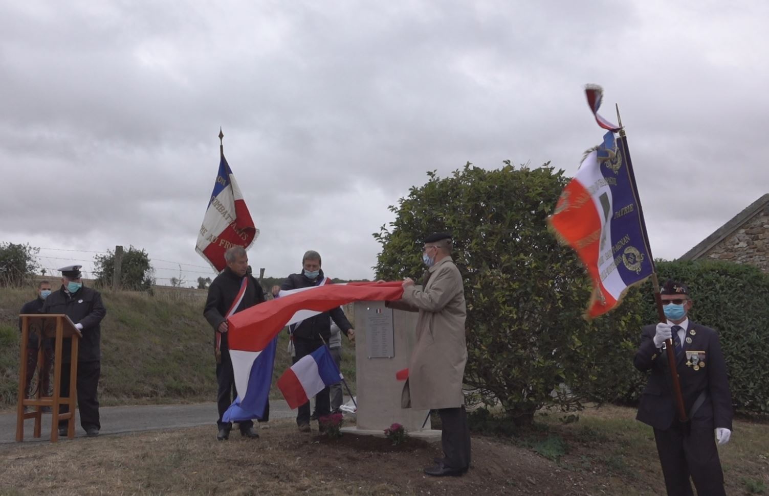 De gauche à droite : Bruno Lahouati, Jean-Yves Roulot et le Lieutenant-Colonel Henri Caron procèdent au dévoilement de la stèle.