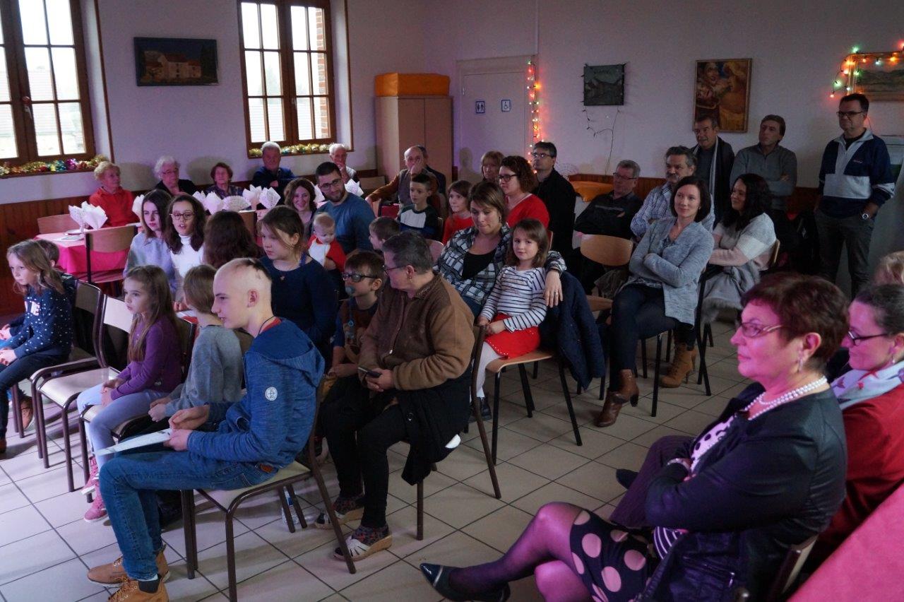 La salle communale est copieusement garnie, malgré les soucis de santé touchant petits et grands.