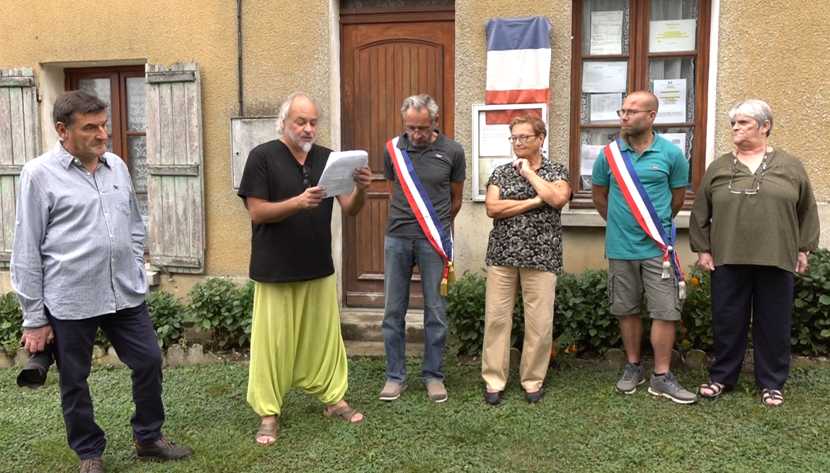 De gauche à droite : Laurent Détré, conseiller municipal, Frédéric Deguilhem, conseiller municipal, Jacky Cabaret, maire, Ginette Verdoolaeghe, conseillère municipale, Jérémy Audoux, adjoint au maire et Martine Gardechaux, conseillère municipale.