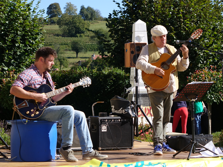 Du jazz manouche avec le duo Les Oiseaux de Pas Sages aux jeux en bois, en passant par la line dance country avec les Threewolv's : des animations rehaussent l'événement...