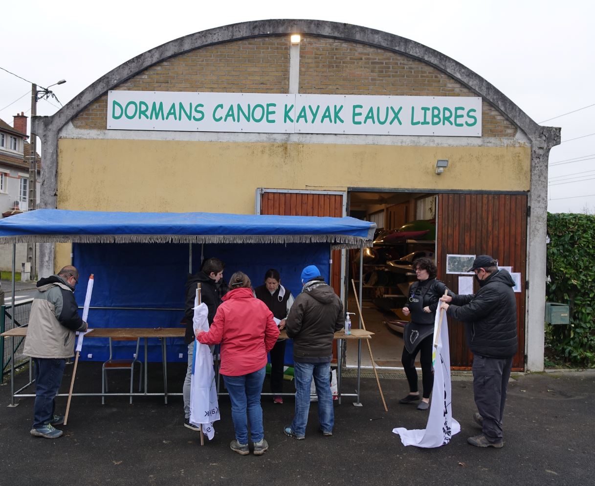 Au siège du Dormans CKEL, les bénévoles prennent possession du matériel pour le pointage des concurrents.