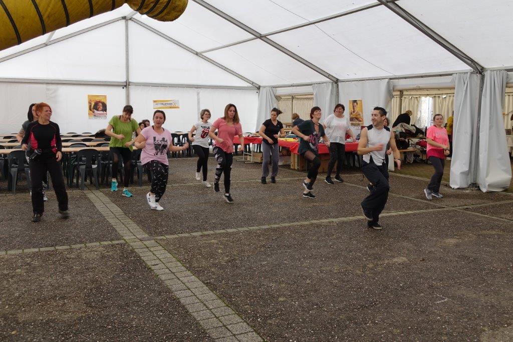 De la danse tonique, sous le chapiteau installé à l'arrière du château.