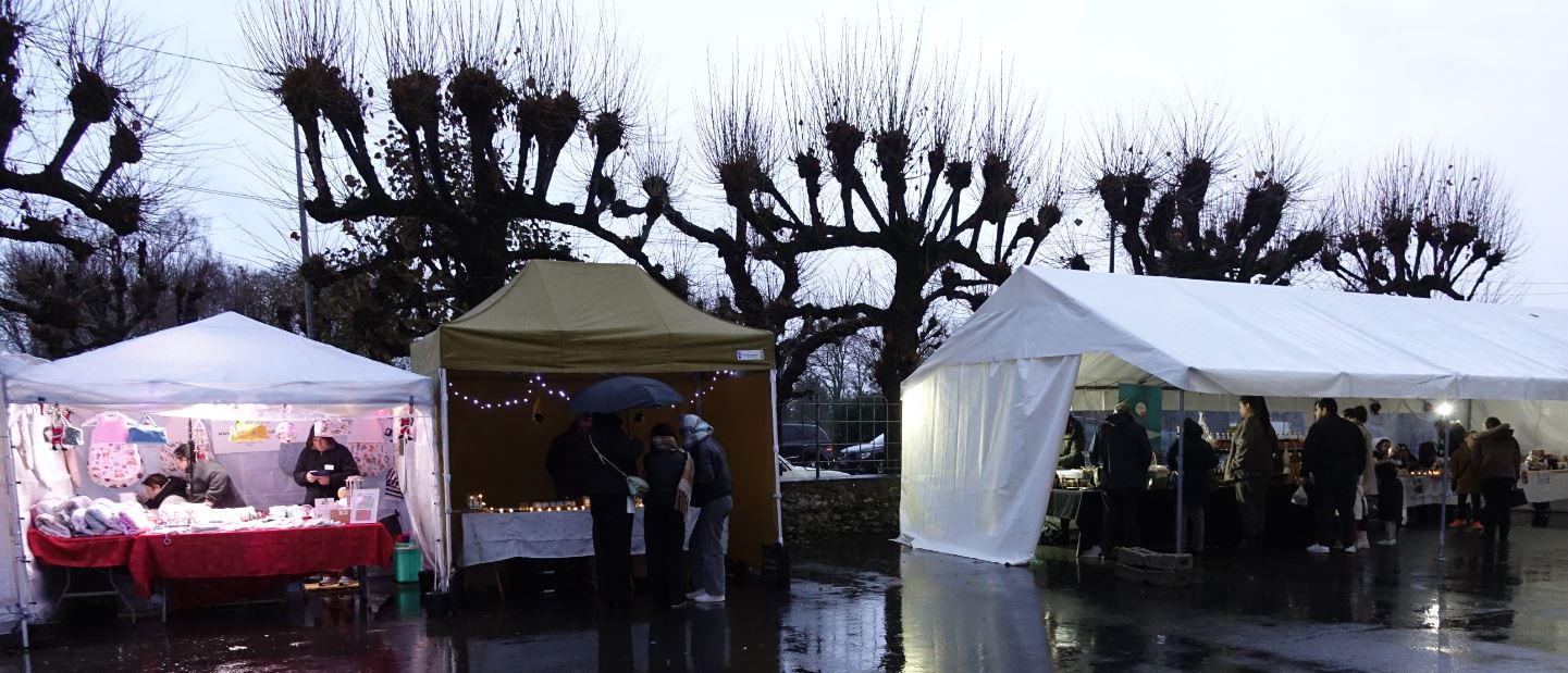 À l'extérieur du Palais des Sports, une poignée d'exposants brave le mauvais temps de ce samedi 9 décembre.