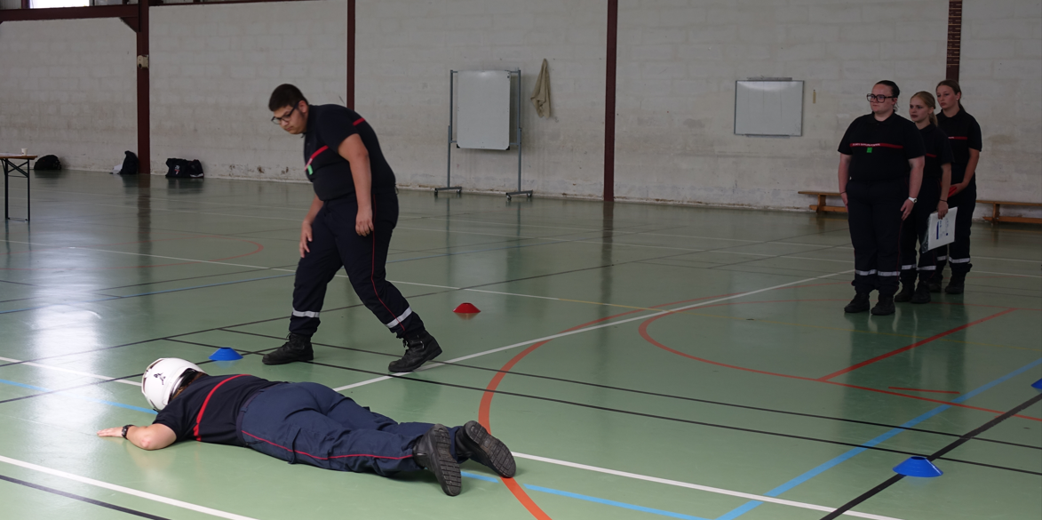 Le gymnase accueille l'épreuve de secourisme...