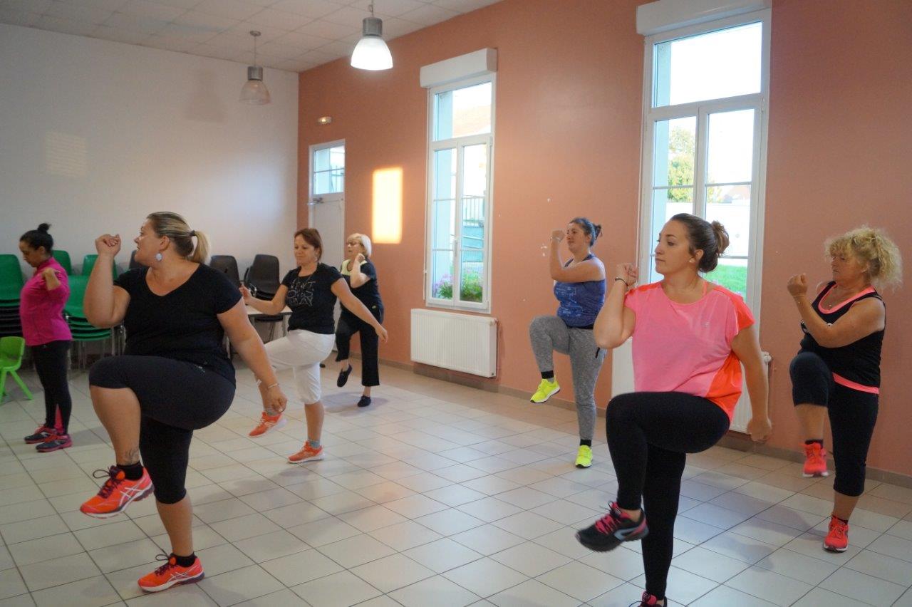 Sur fond musical à faire danser plus d'un paralytique, les participantes pratiquent des échauffements sous les ordes de coach Aurélie...