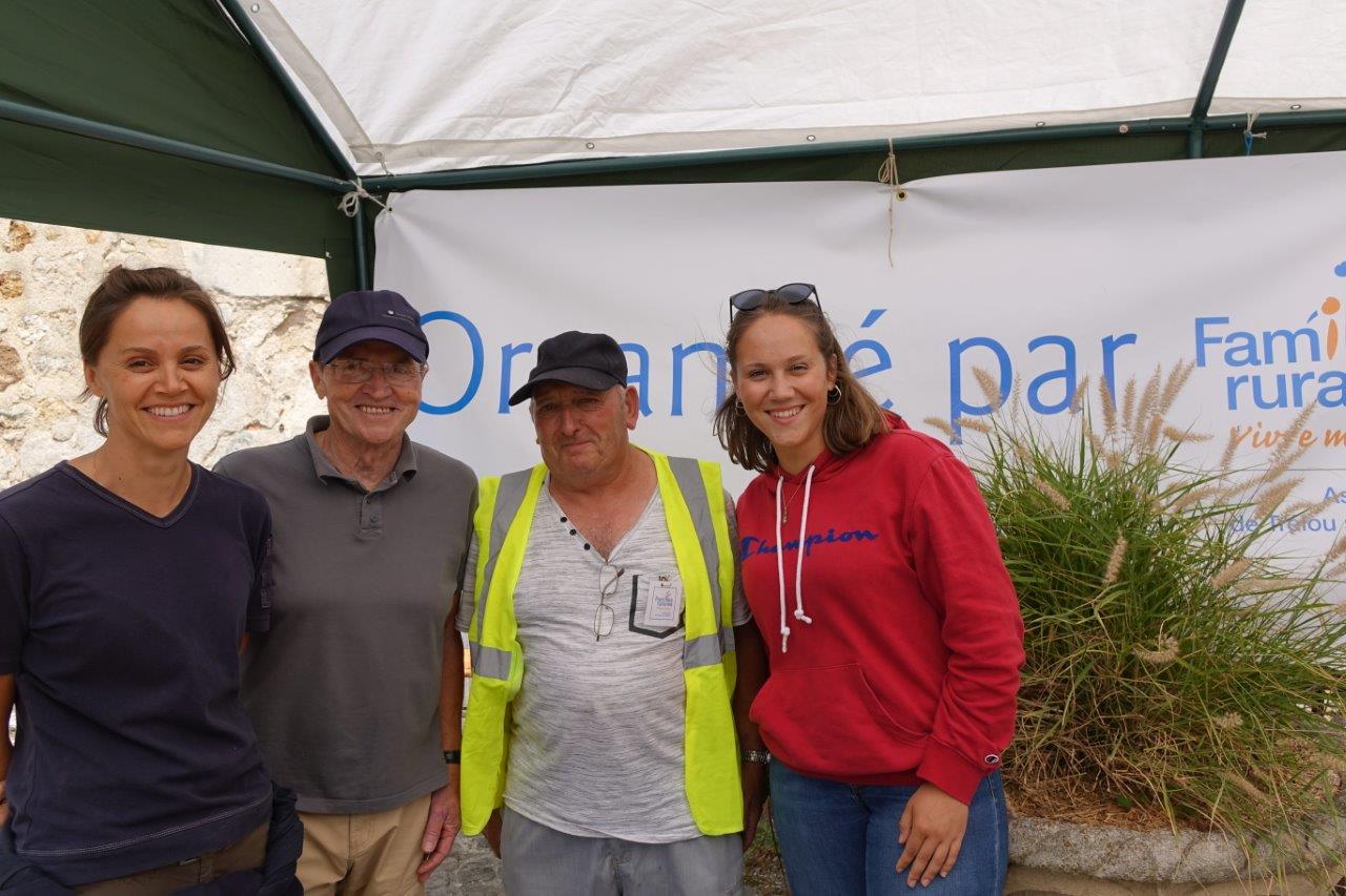 Au centre, de gauche à droite : Richard Olivieri et Bernard Hérault (gilet fluo), président de l'association Falmilles Rurales de Trélou-sur-Marne, entourés de deux bénévoles.