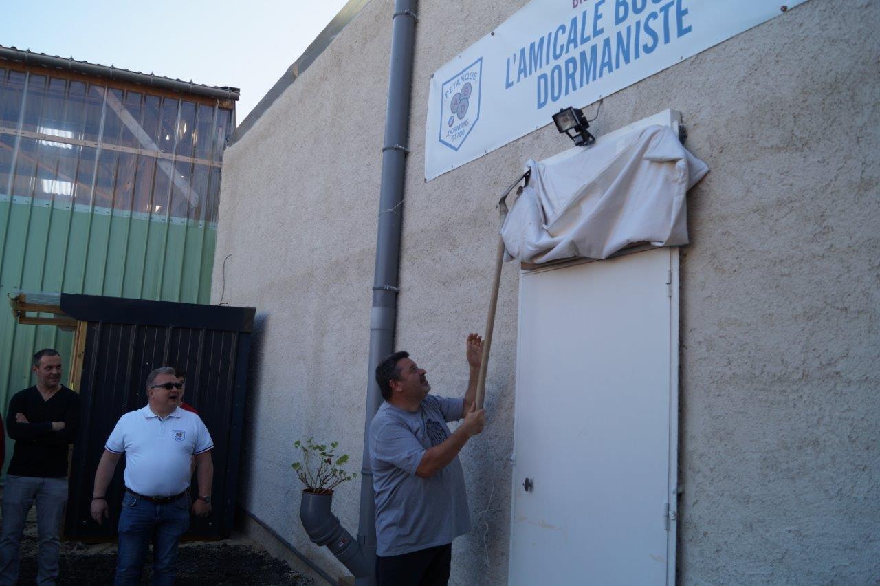 Philippe Quintais doit utiliser une pelle de maçon pour le dévoilement de la plaque...