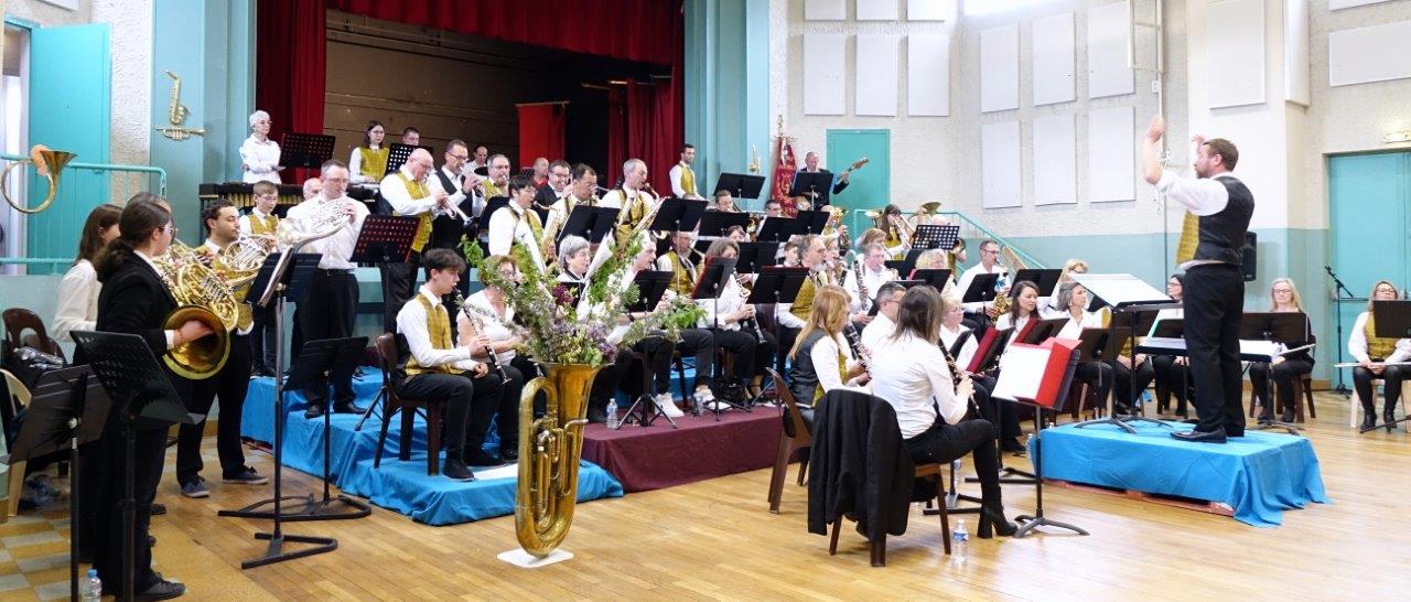 Les deux ensembles musicaux sous la direction de Grégory Veignie...