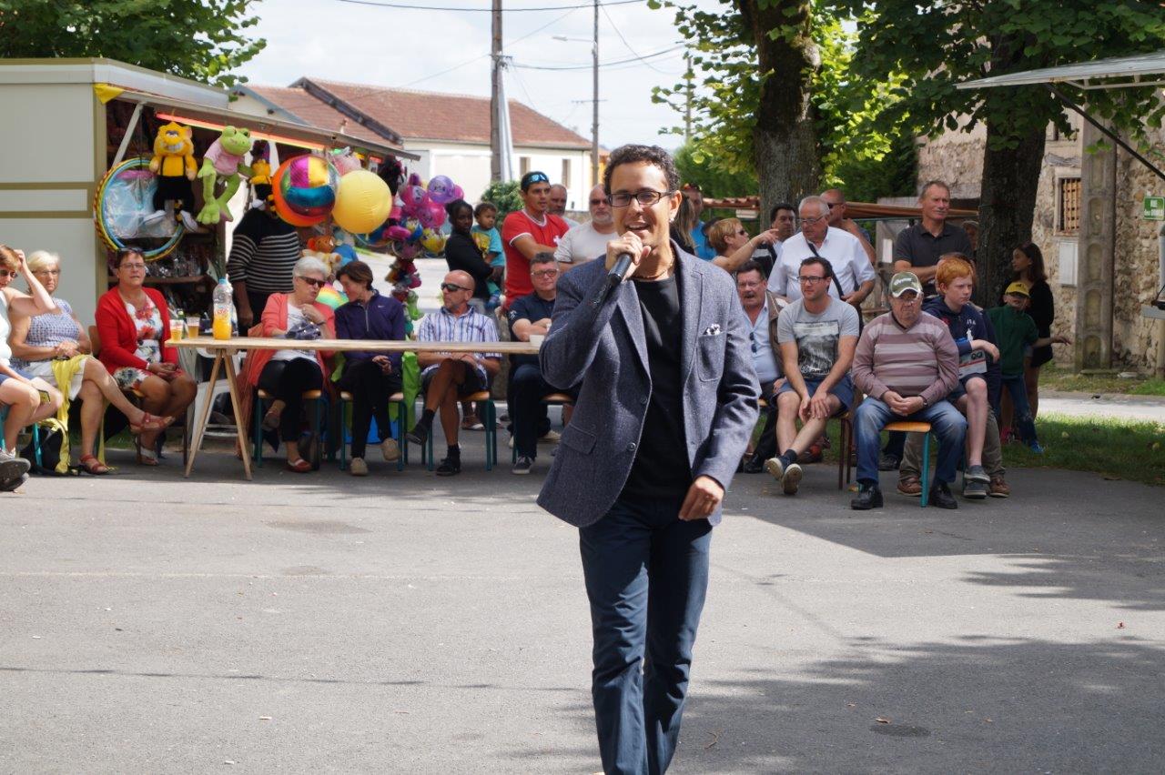 Quand Julien est au micro, le public se lève...