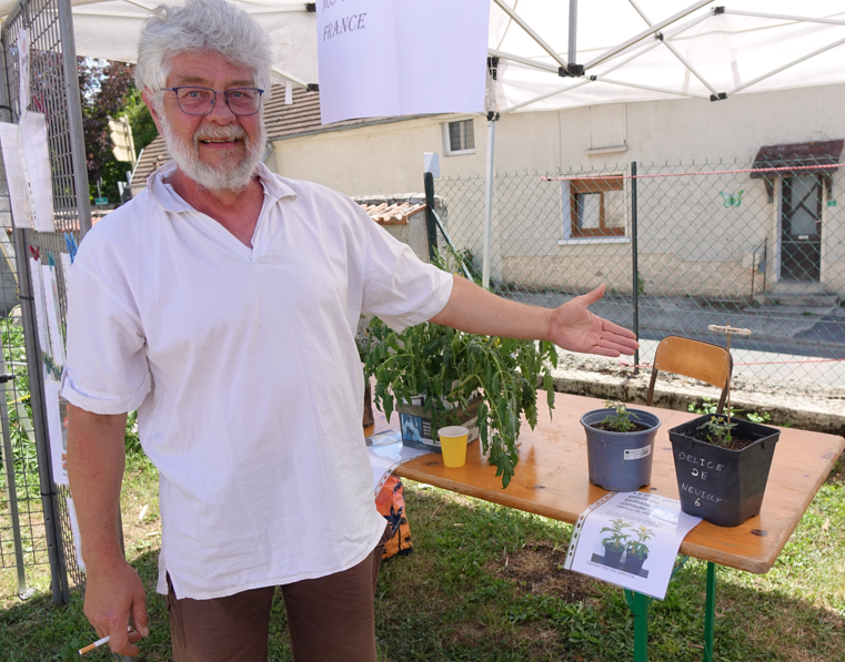 Spécialiste des tomates anciennes françaises, Jean-Luc Redorf présente la Délice de Neuilly, un des plus petits plants de tomates: entre 15 et 20 cm...