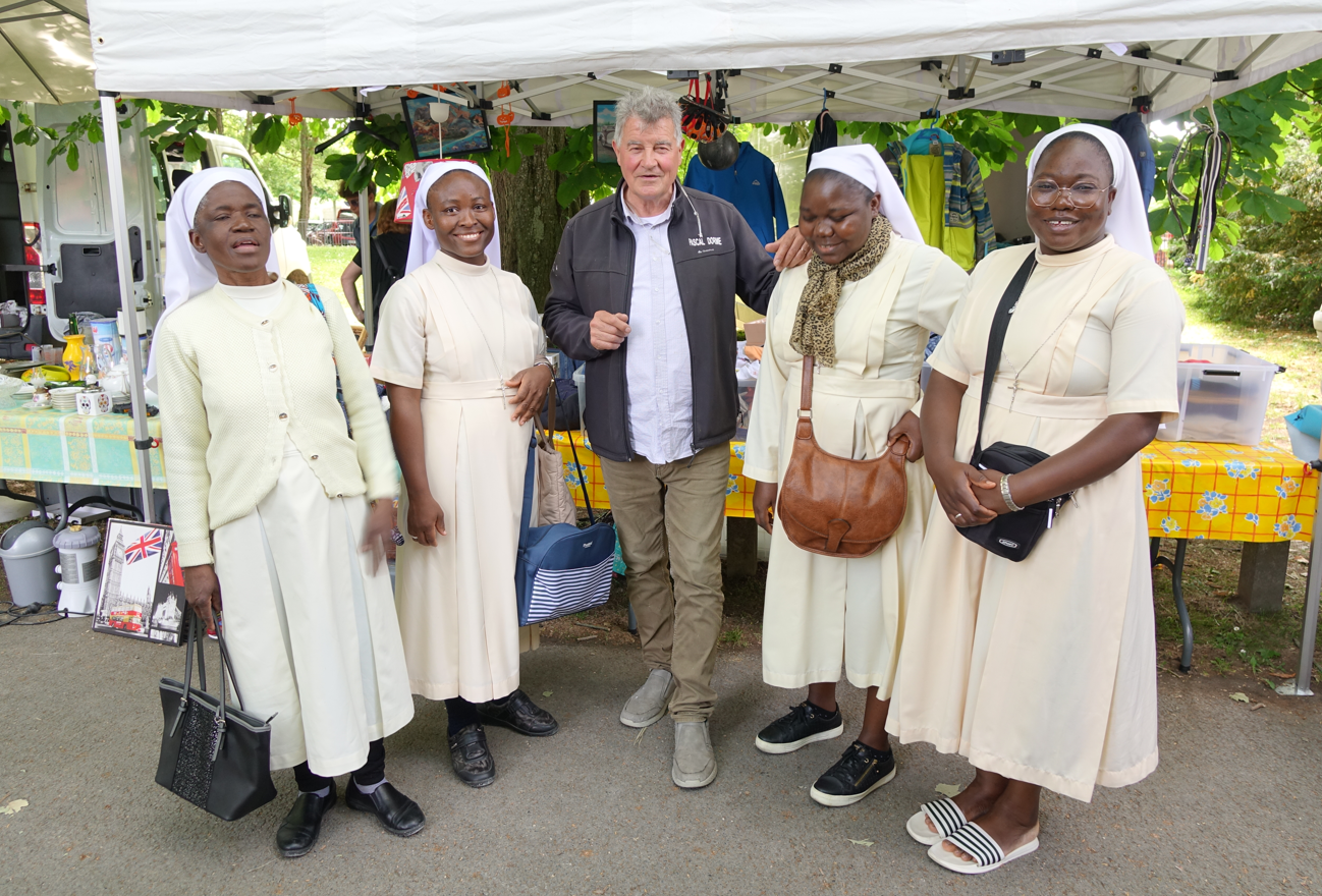 Les Soeurs de l'Annonciation de Bobo-Dioulasso et Pascal Dorme, co-organisateur de la brocante de l'Ascension.