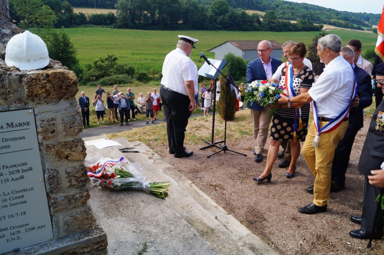 Jacqueline Picart dépose une gerbe de fleurs accompagnée, de gauche à droite, d'Étienne Haÿ, Bruno Lahouati, Pierre Troublé, et au second rang, de Dominique Moyse et Anne Maricot..