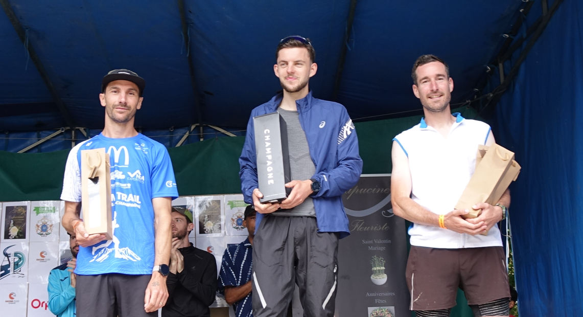 Le podium des Coqs avec de gauche à droite : Julien Vaucher, 3e en 01h 02' 52, Arthur Bonnet, 1er en 01h 01' 09 et Simon Lelarge, 2e en 01h 01' 12.