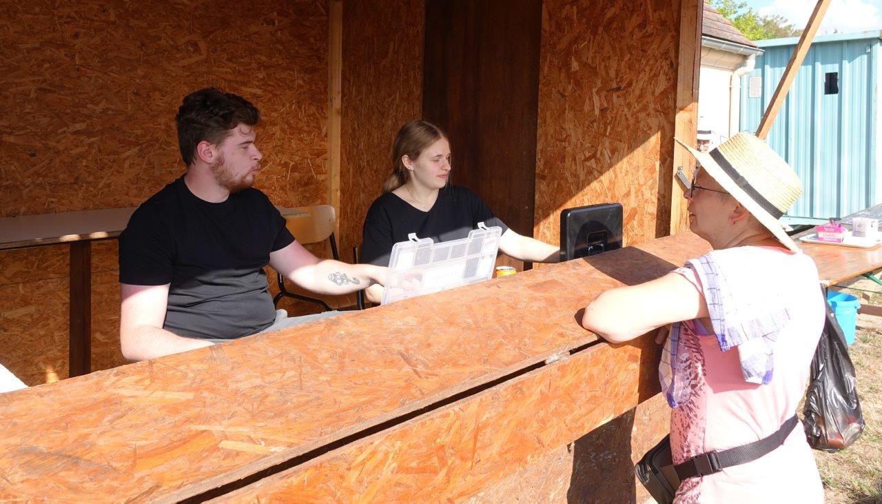 Le maire Alain Moroy mène une politique soutenue envers les jeunes. Un duo est partie prenante dans l'organisation de la brocante.