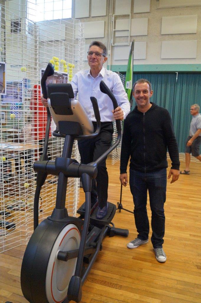 Coaché par Manuel Cordeiro, Michel Courteaux enfourche un vélo elliptique qui sollicitera 80% des muscles et fera travailler le coeur.