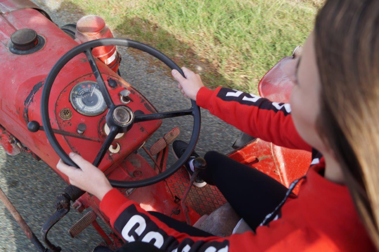 Émilie, une ado de La Chapelle-Monthodon, parcourt les petites routes et chemins valcampaniens au volant d'un tracteur de la marque Porsche. Non mais allo quoi !