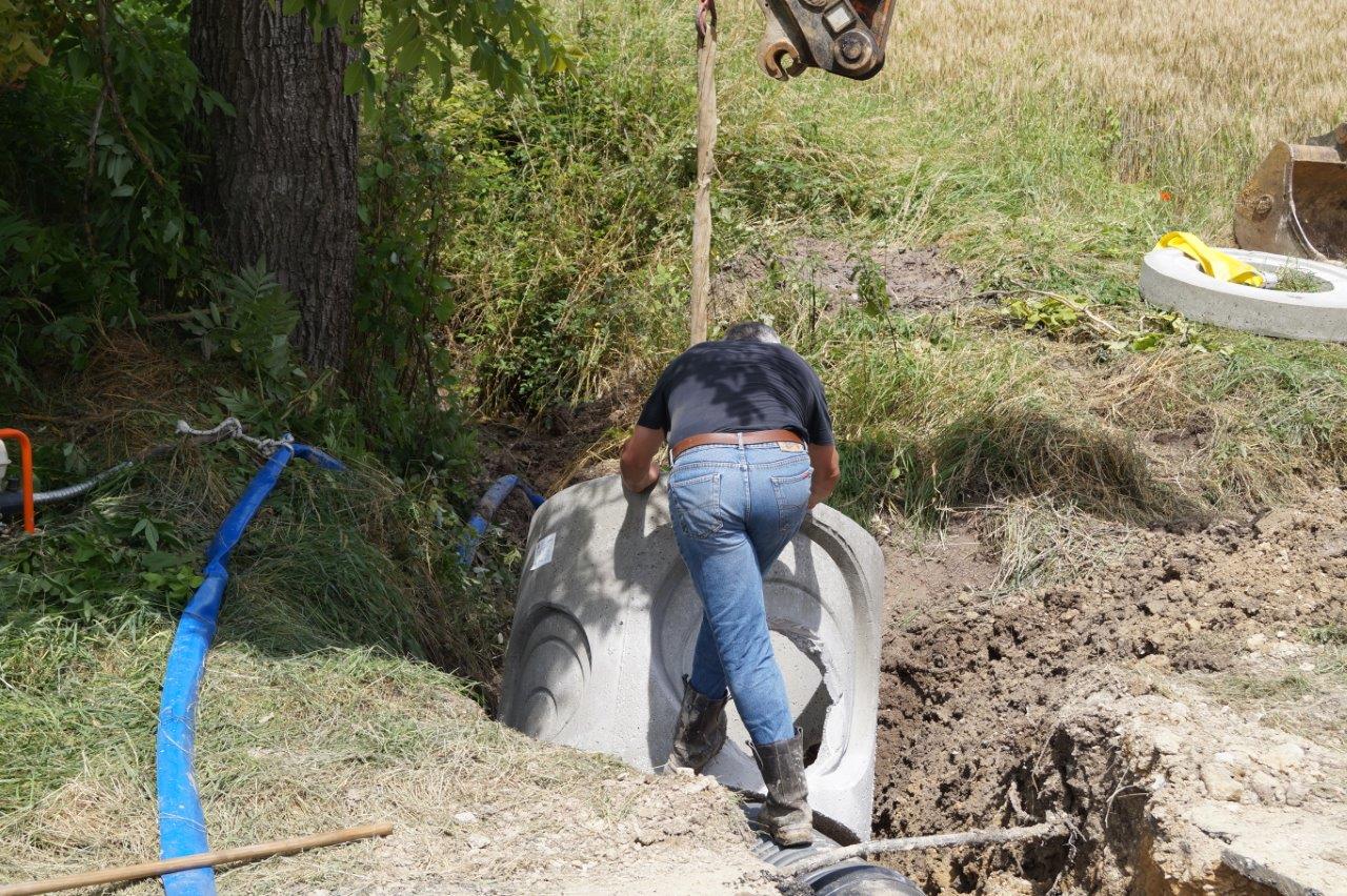 L'installation du fond plat de regard de visite en béton.