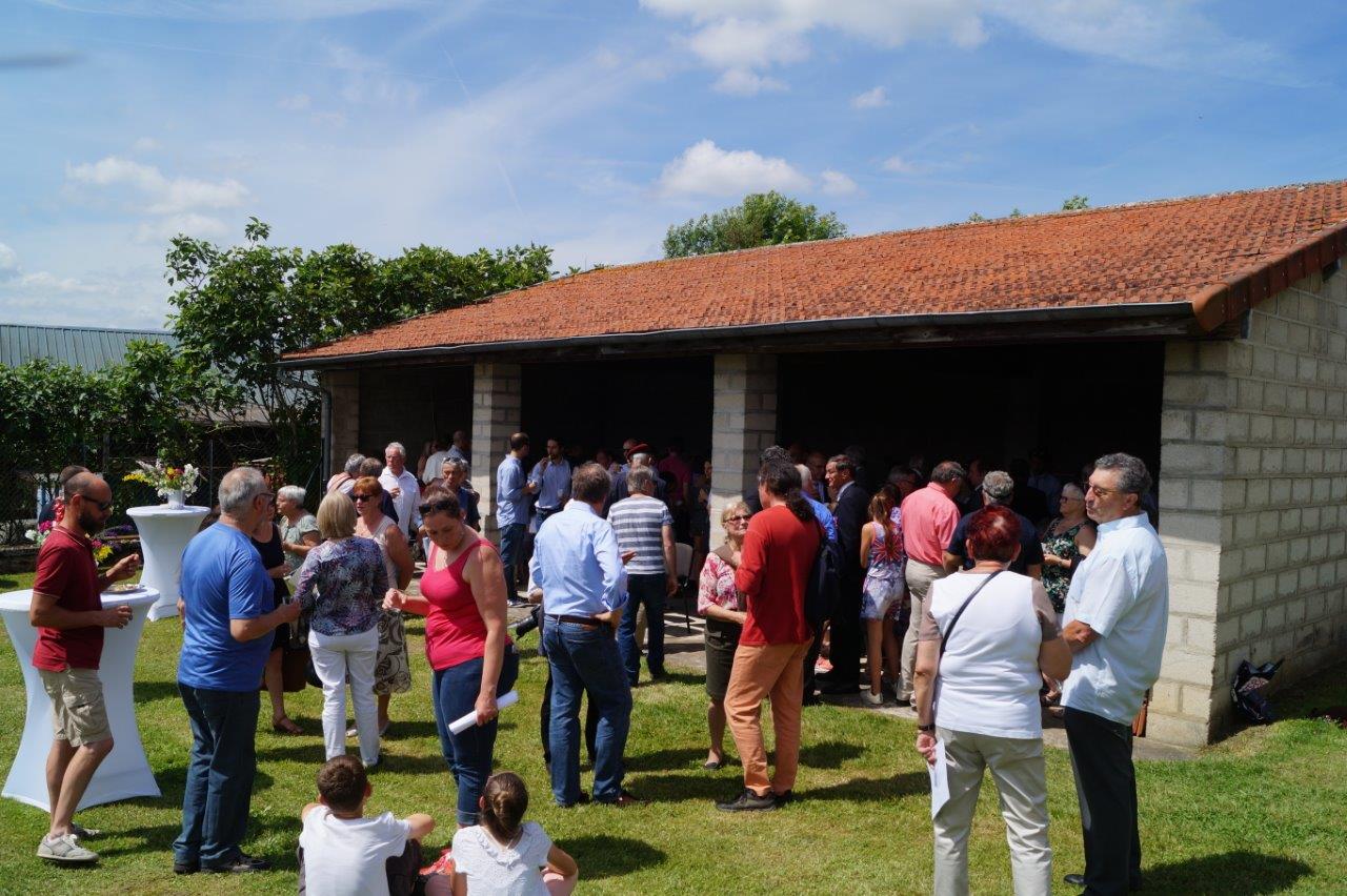 Le verre de l'amitié est servi dans le jardin de la mairie de Celles-lès-Condé...