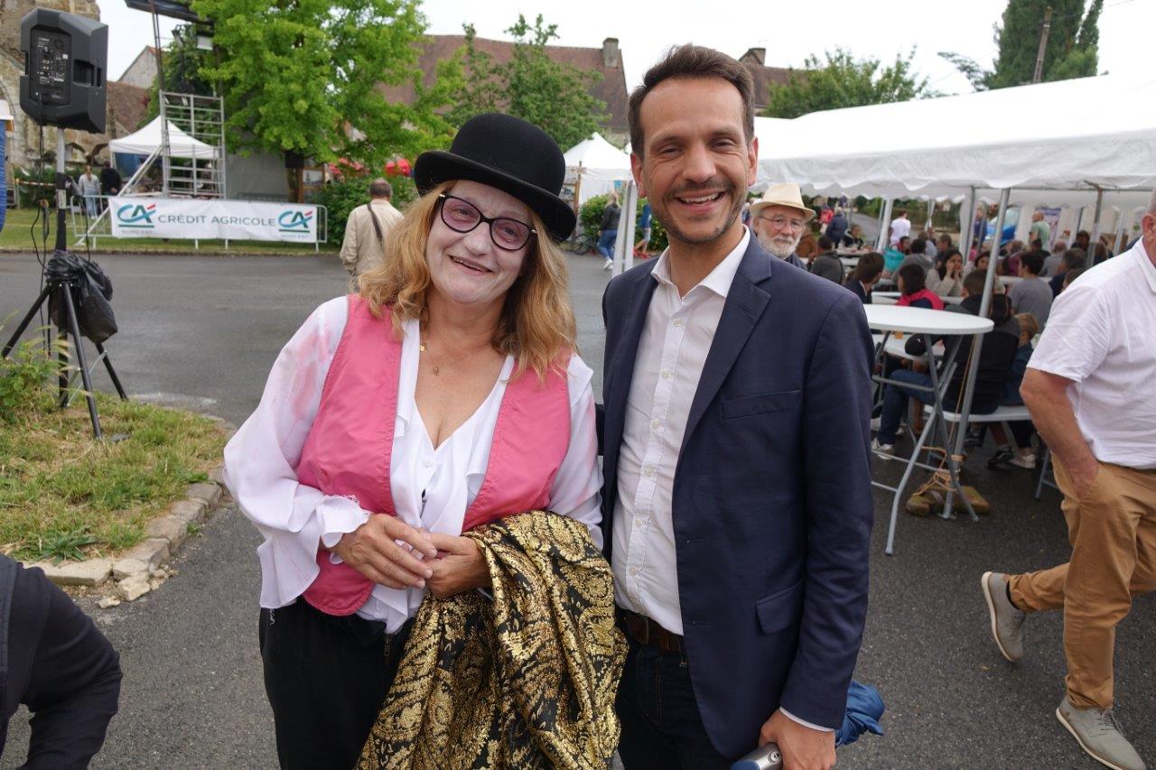 De gauche à droite : La présidente de l'ACPV Françoise Ressouches et le maire de Château-Thierry et candidat aux élections législatives Sébastien Eugène.